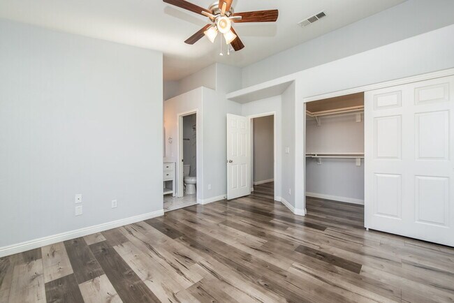 Building Photo - 704 Colonnade Row Dr