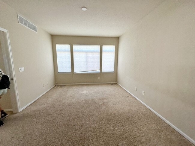 Building Photo - Bright, Spacious 2-Bedroom Home in Aurora with Room to Grow