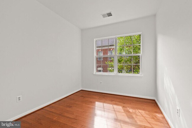 Building Photo - 13044 Town Commons Dr