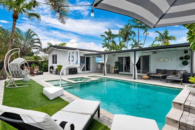 Building Photo - 1715 NE 40th St