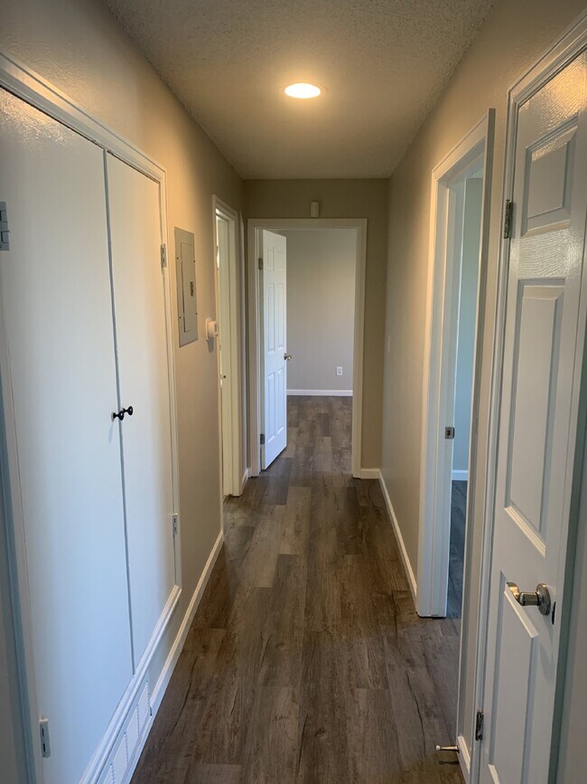 Building Photo - Available July! Newly Updated 2 bed/2 bath...