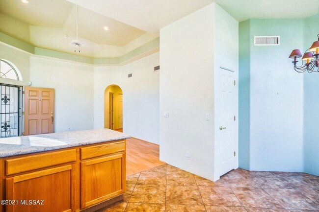 Building Photo - 2421 W Via Di Silvio