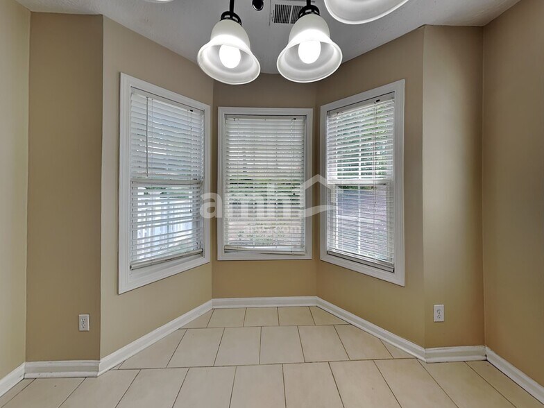 Building Photo - 1200 Evergreen Oak Way