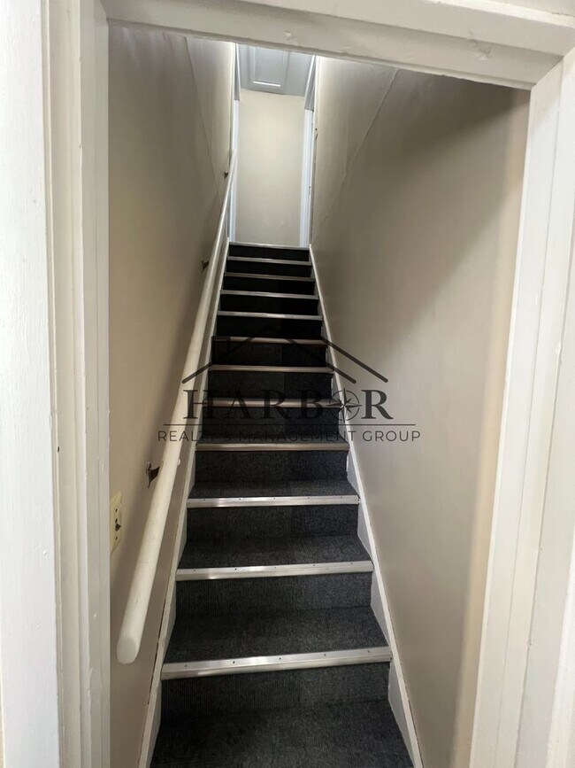 Building Photo - 804 12th Ave SW