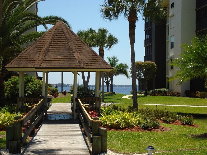 Building Photo - Stunning 2/2 condo