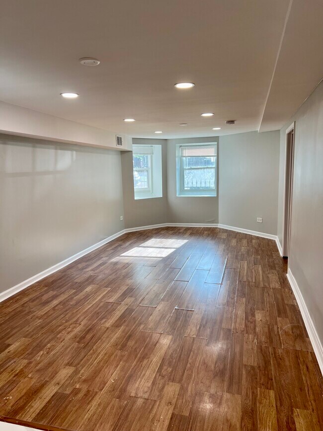 Building Photo - 1833 N Sawyer Ave