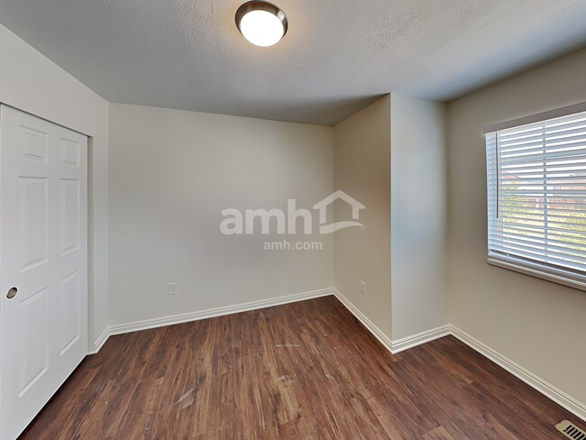 Building Photo - 949 580 E