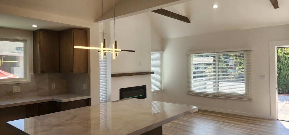 Building Photo - 950 N Kingsley Dr