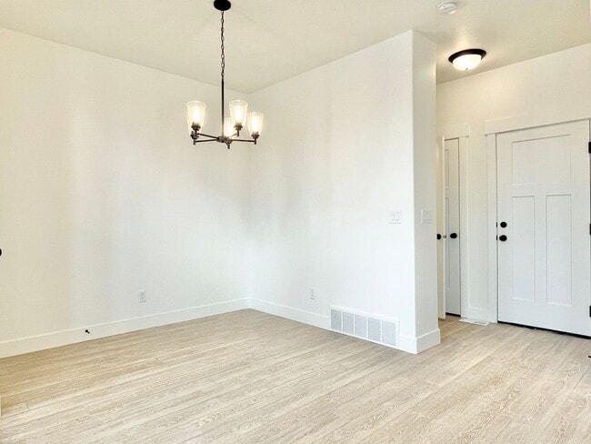 Building Photo - Gorgeous Townhome at Mountain Ridge!