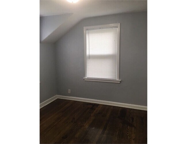 Building Photo - Renovated 2 bdr/1 bath duplex across from ...