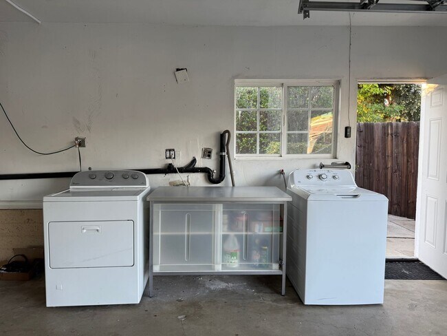 Building Photo - Open Thursday 12/11 3-4pm Private HOME 3bed/2 bath + POOL in Woodland Hills!