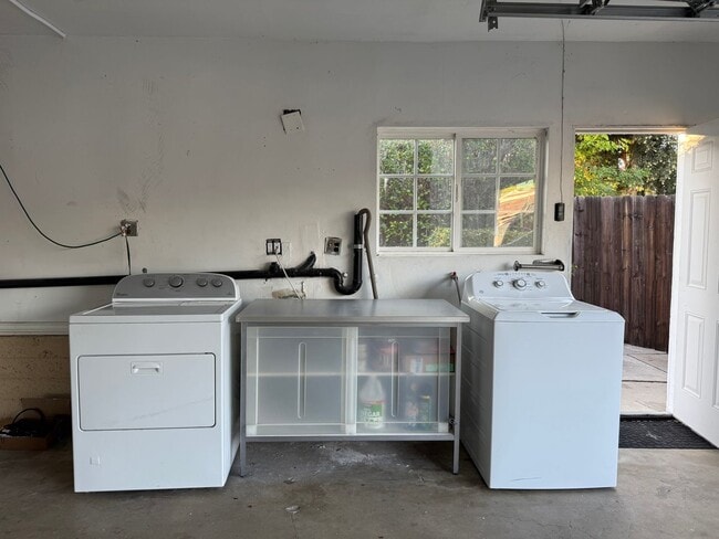 Building Photo - Private HOME 3bed/2 bath + POOL in Woodland Hills! NO OTHER UNIT ON THE PROPERTY!!!!