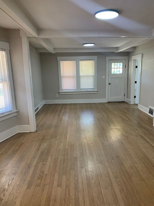 Building Photo - 2102 8th Ave