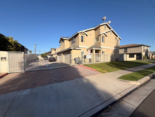 Building Photo - Spacious 3 bedroom w/ attached 2 Car Garage For Rent!