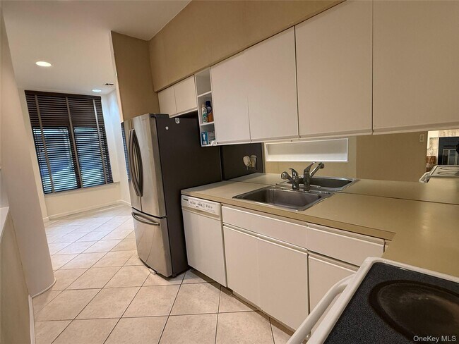 Building Photo - 130 S Middle Neck Rd