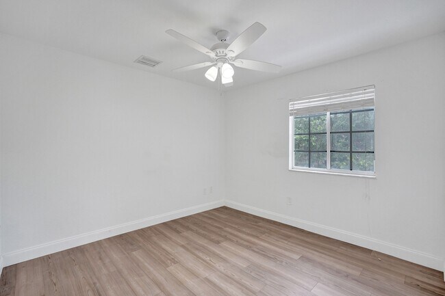 Building Photo - 2021 Island Dr