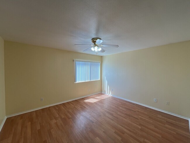 Building Photo - Experience luxurious living in this stunning 4-bedroom, 2.5-bathroom house