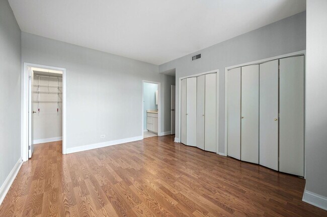 Building Photo - 2100 N Lincoln Park W