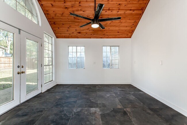 Building Photo - Beautiful Craftsman Style in Junius Heights!