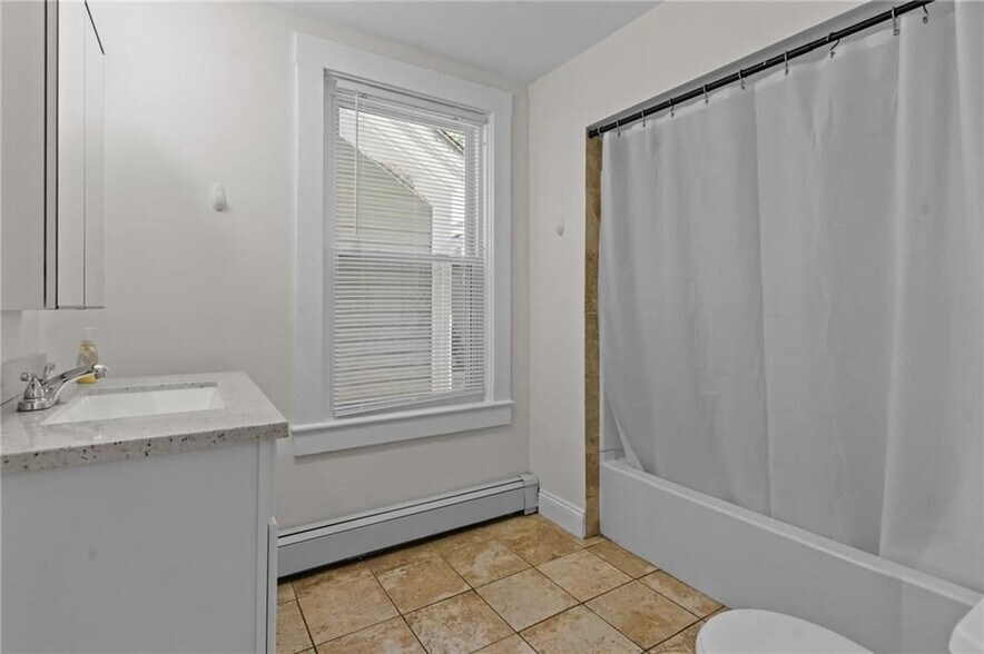 Building Photo - 11 Young St