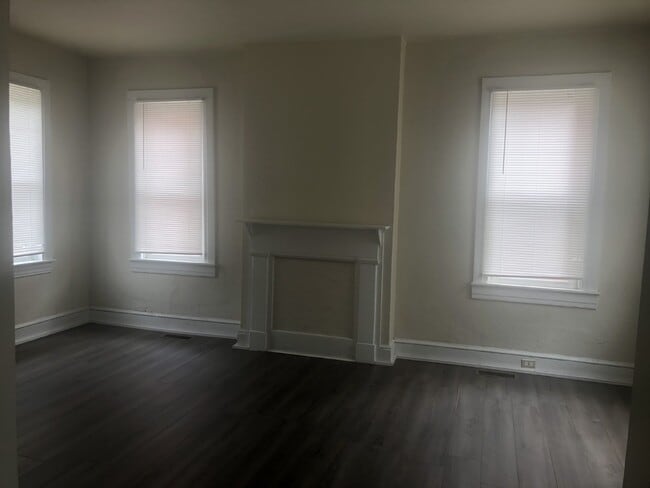 Building Photo - Move in ready!! Charming 4 Bedroom home!!