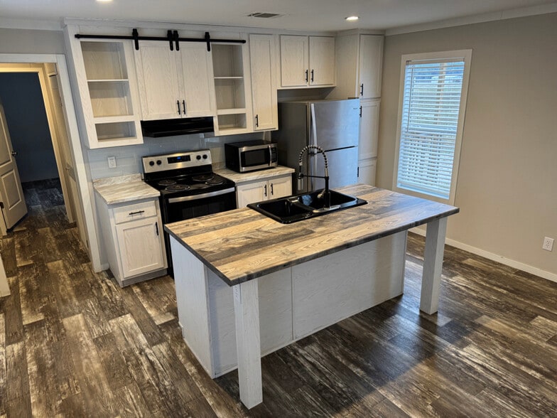 Building Photo - 3950 LA-134