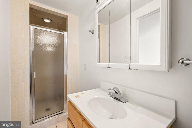 Building Photo - 985 N Randolph St