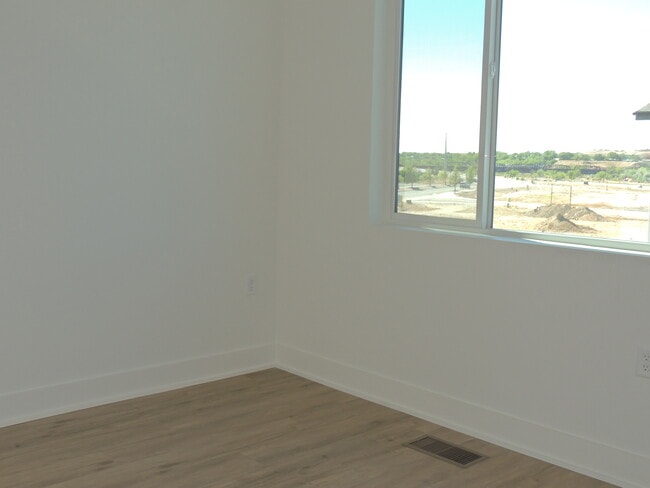 Building Photo - 600 Lawrence Ave