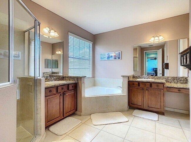 Building Photo - Luxury Living in Woodland Lakes Preserve: Fully-Furnished