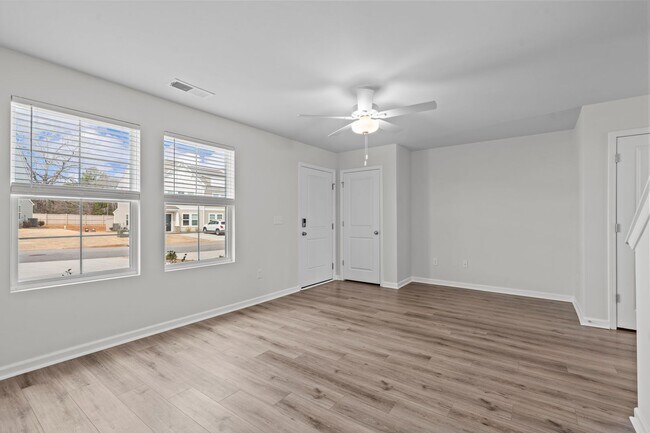 Building Photo - Beautiful 3 Bedroom 2.5 Bath Townhome in East Main Meadows