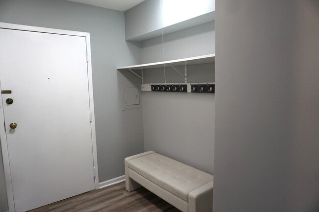 Building Photo - 2650 Brookwood Way Dr