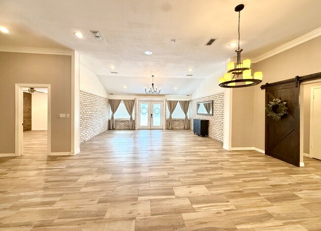 Building Photo - 135 Country Club Rd