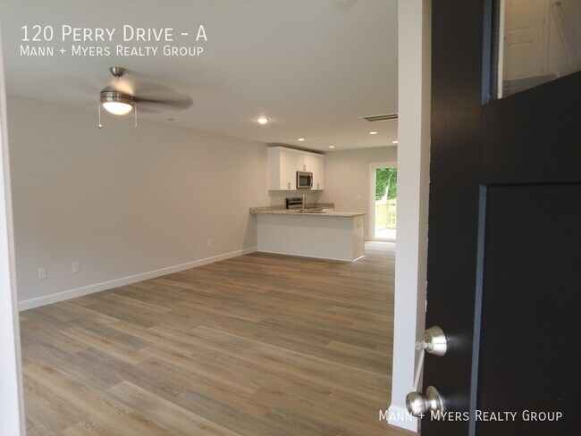 Building Photo - 120 Perry Dr