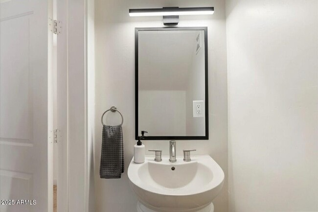 Building Photo - 7613 E Vía Del Reposo