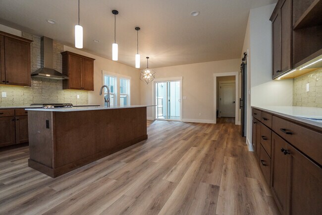Building Photo - 150 N Edgewood Ln