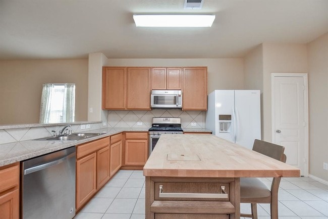 Building Photo - 6127 Carver Pines Dr