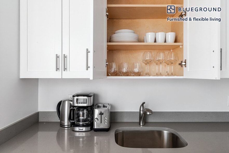 Building Photo - 330 E 46th St