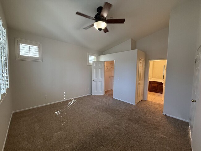 Building Photo - Spacious single story 2-bed home with an o...