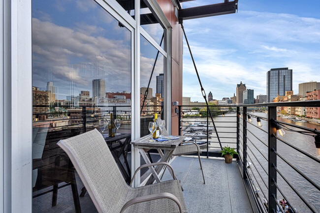 Building Photo - 106 W Seeboth St