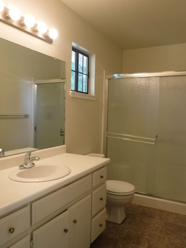 Building Photo - Great Neighborhood Close to Schools and Sh...