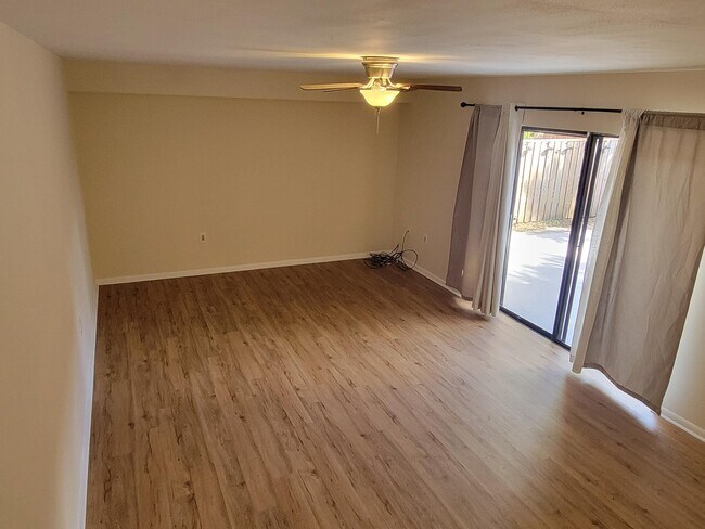Building Photo - 201 Live Oak Ln