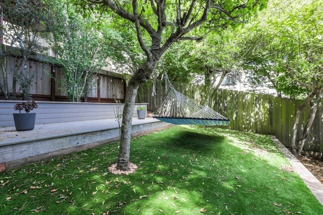 Building Photo - Charming 3 Bedroom and 2 Bath Home in Glen...