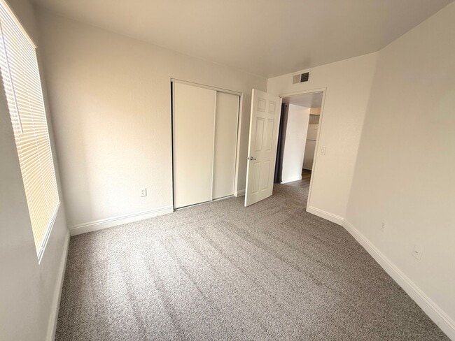 Building Photo - SPACIOUS 3BED/2BATH CONDO ON THE FIRST FLOOR!