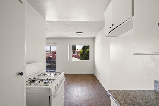 Building Photo - 633 E. 99th St.