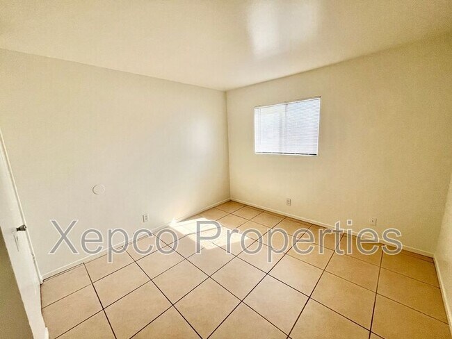 Building Photo - 585 E Cottonwood Rd