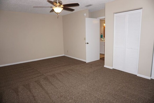 Building Photo - 3/2 townhome Near NAS Jax