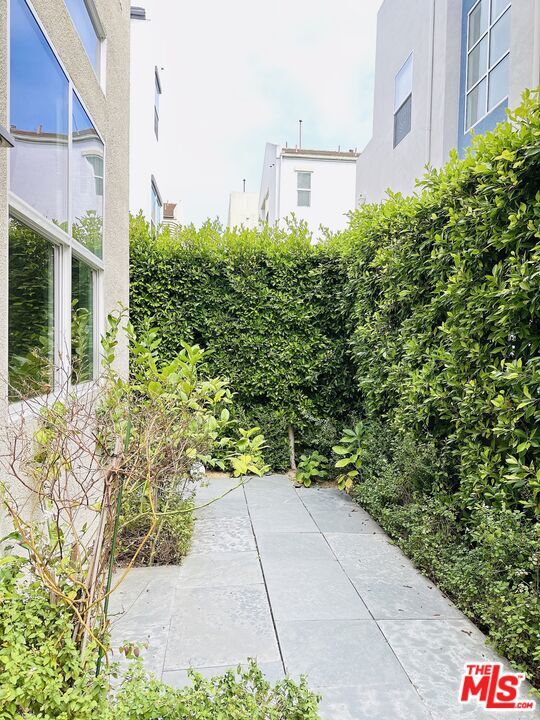 Building Photo - 6581 S Seabluff Dr