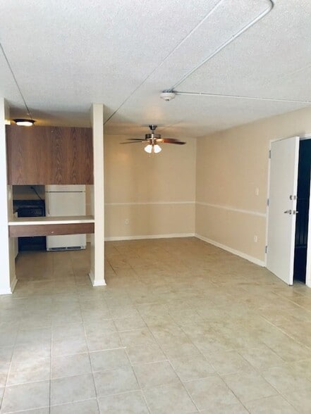 Building Photo - 915 S Seminole Dr