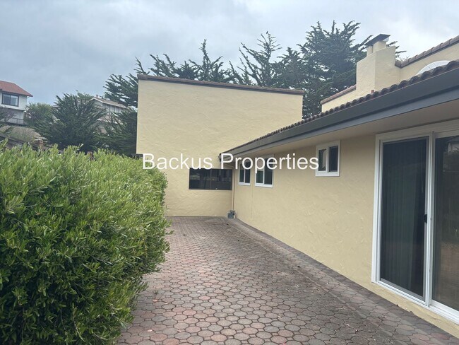 Building Photo - Beautiful three bedroom home in Carmel