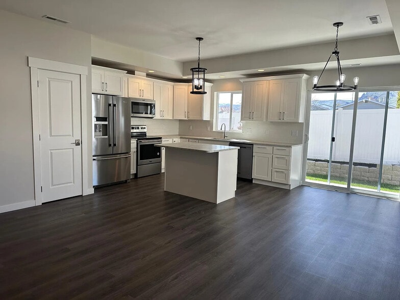 Building Photo - 910 Poplar Ave